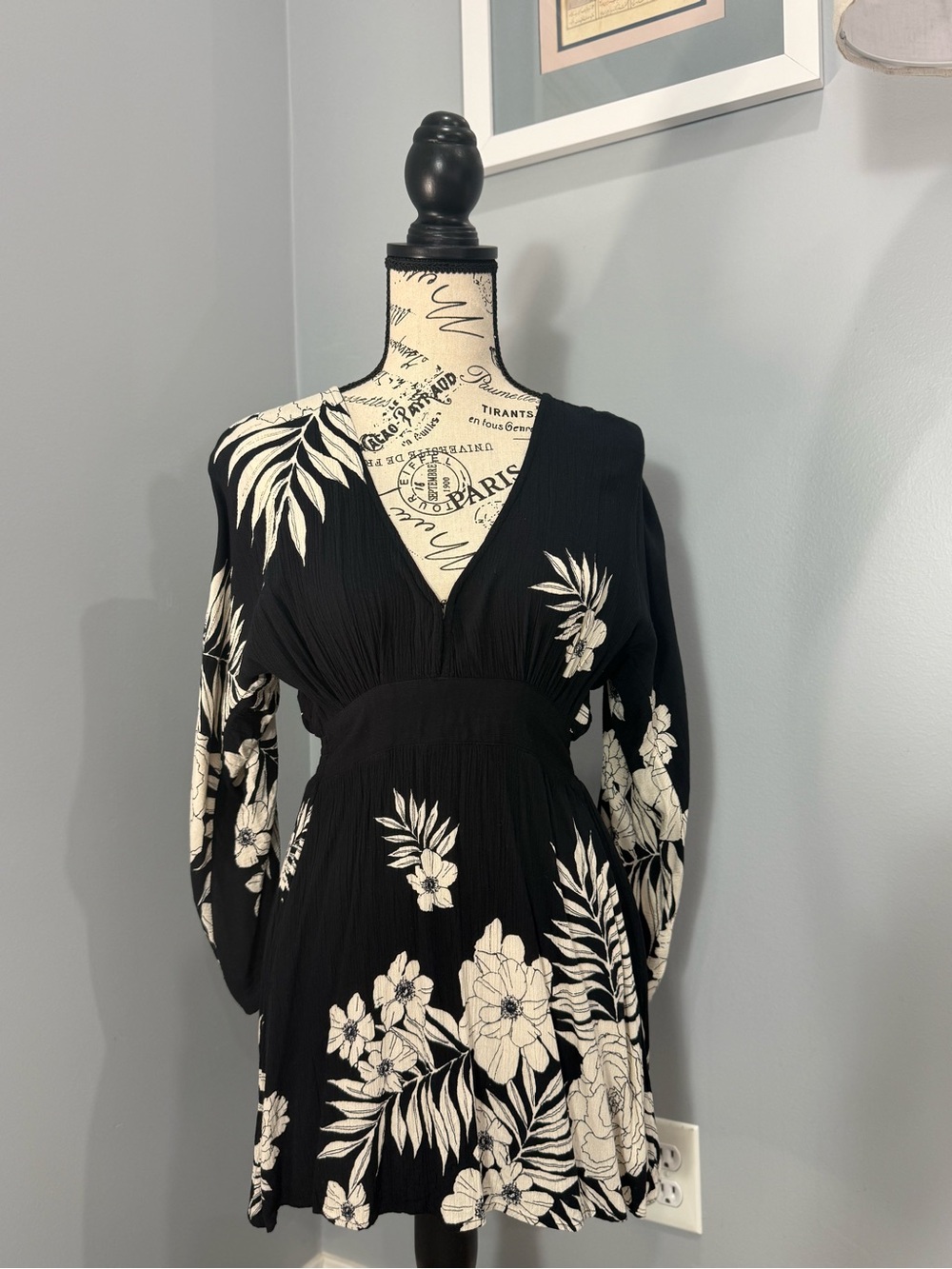 Billabong Black and Ivory Floral Long-Sleeve Mini Dress